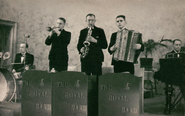 1937(26febr.)TheRoyalBandinHofvanHollandHilversum.jpg